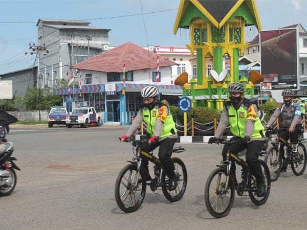 Bersepeda, Kapolres Ketapang Susuri Pasar dan Warung Kopi Imbau Masyarakat Taat Protokol Kesehatan