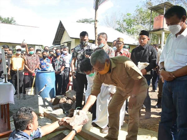 Bupati Ketapang Letakkan Batu Pertama Pembangunan Gereja Paroki Maria Ratu Pencinta Damai Air Upas
