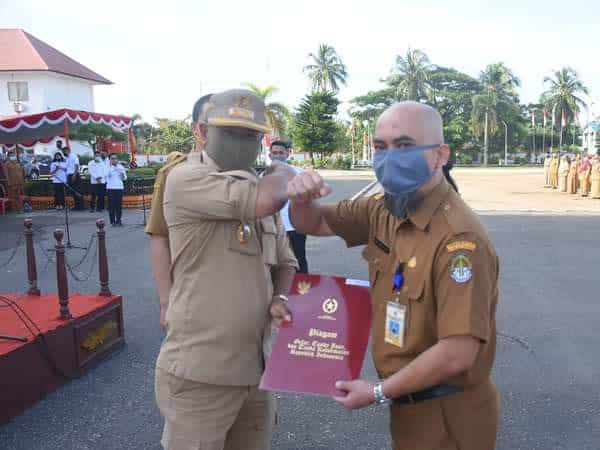 Bupati Martin Serahkan Penghargaan Satyalancana Karya Satya ke ASN Ketapang