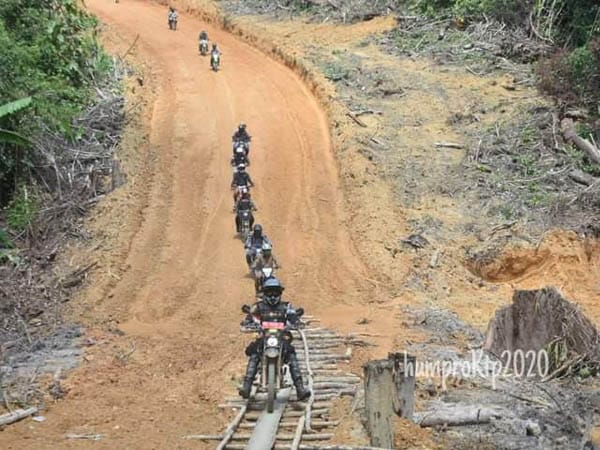 Bupati Martin Tinjau Jalan Karya Bakti TNI Pakai Sepeda Motor