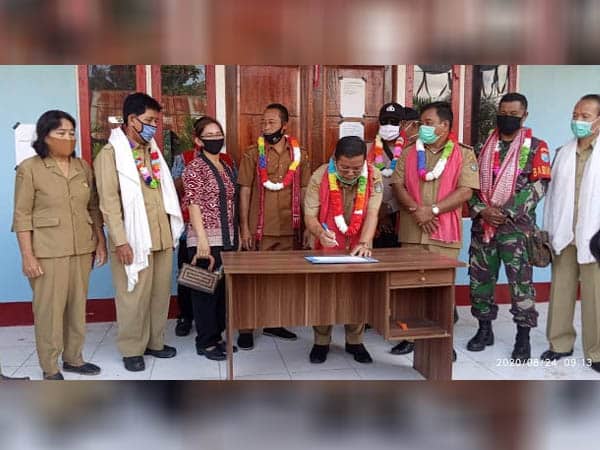 Bupati Rupinus Resmikan Kantor Desa Nanga Engkulun