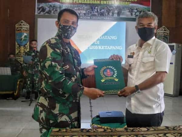 Bupati Tandatangani Naskah Berita Acara Sekaligus Terima Naskah Berita Acara Kegiatan TMMD ke-108