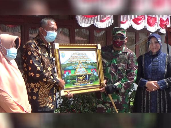 Danrem 121/ABW Berikan Penghargaan ke Dinkes Ketapang Karena Gigih Tanggulangi Covid