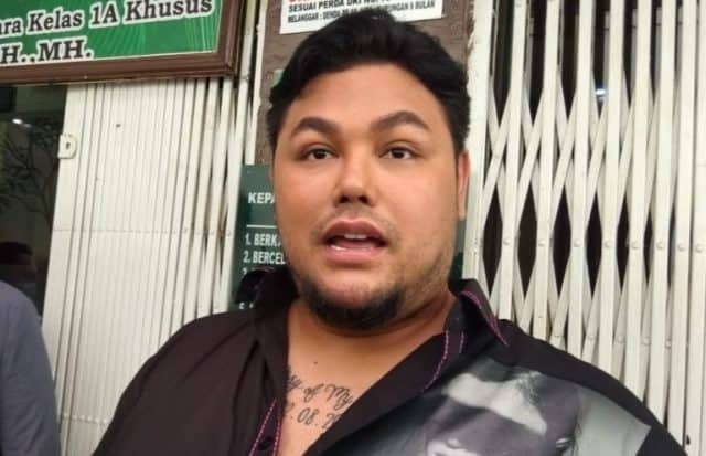 Di Pemakaman Sang Ayah, Ivan Gunawan Berdoa Agar Ibunya Selalu Sehat