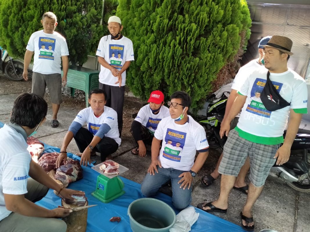 Enos-Yudha Berikan Hewan Kurban Untuk Warga OKU Timur