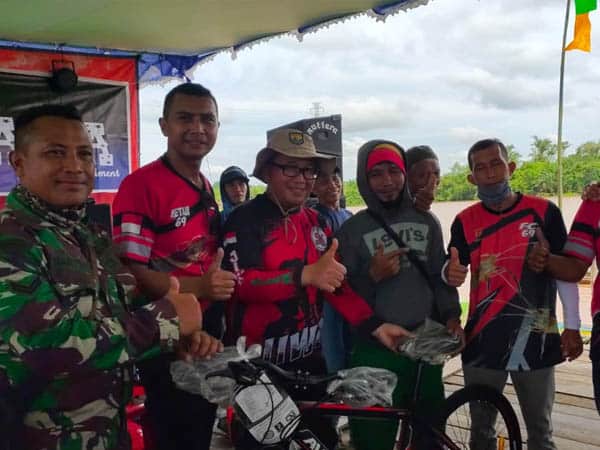 FC 69 dan PDI Perjuangan Kalbar Gelar Lomba Mancing Udang Galah Sambut HUT ke-75 RI