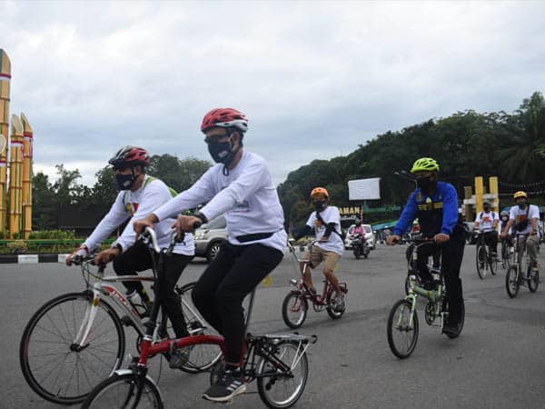 Gaungkan Jumat Bersepeda, Edi Kamtono Bersepeda dari Rumah Dinas ke Kantor