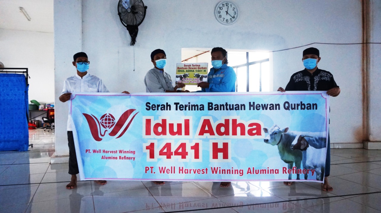 Memaknai Idul Adha,  PT WHW Salurkan Hewan Kurban ke Empat Dusun di Kendawangan