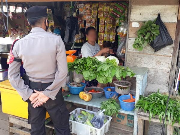 Kanit Samapta Polsek Sekadau Hulu Patroli Protokol Kesehatan di Masyarakat