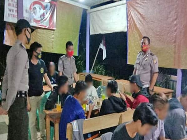 Patroli Malam Polsek Nanga Mahap Disiplinkan Masyarakat Terapkan Protokol Kesehatan