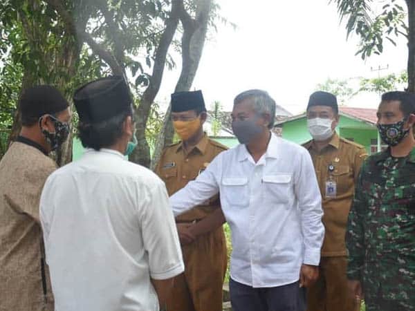 Pemkab Ketapang Serahkan Hewan Kurban ke Sejumlah Masjid, Madarasah dan Yayasan