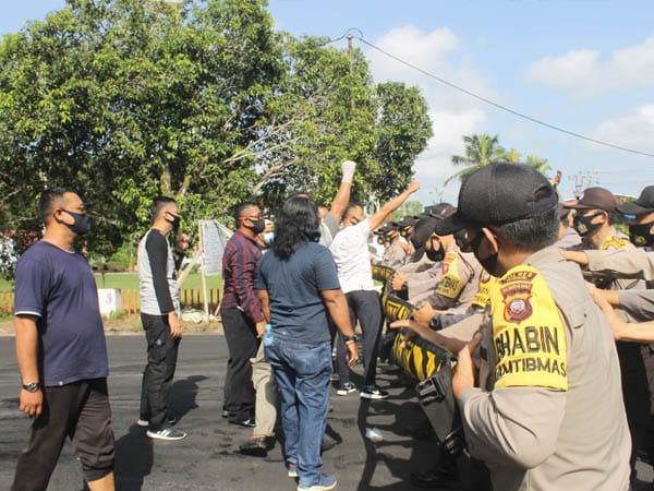 Personel Polres Ketapang Amankan Ricuh Massa di Kantor KPU