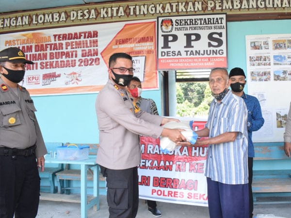 Sambut HUT RI, Polres Sekadau Salurkan 75 Paket Beras Polri di Kampung Tangguh