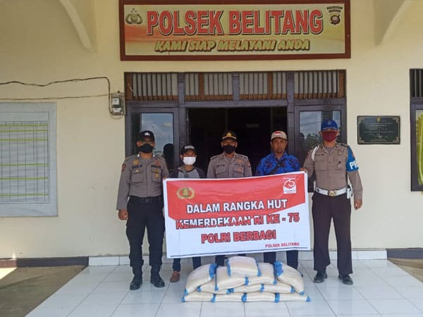 Sambut HUT RI ke-75, Polsek Belitang Salurkan Beras Polri Peduli Covid-19