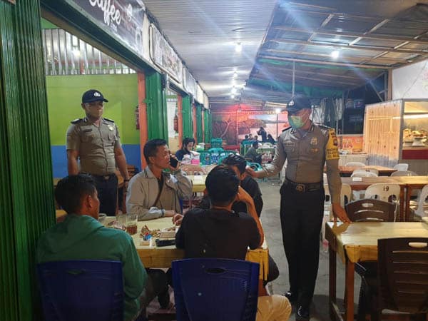 Polsek Sekadau Hilir Patroli Protokol Kesehatan di Pasar Baru