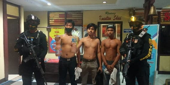 Remaja Teguk Miras di Malam Takbir, Dijemput Emak-emak Bawa Sapu Sambil Menangis