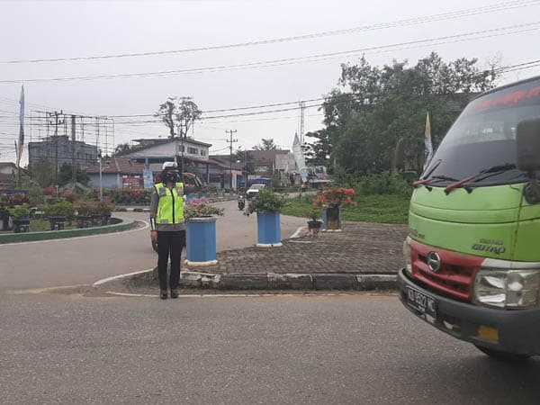 Sambut HUT Polwan ke-72, Srikandi Polres Sekadau Turun ke Jalan Lakukan Strong Point