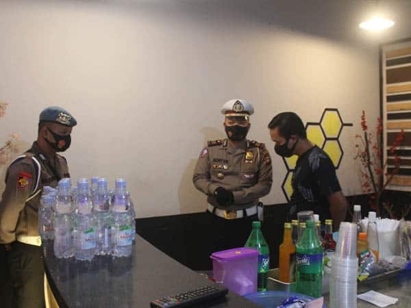 Sasar Cafe dan Warung Kopi, Kasat Lantas Polres Ketapang Imbau Pemilik Usaha Terapkan Protokol Kesehatan