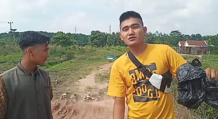 Youtuber Ini Mendadak Viral, Bagi-bagi Daging Tetapi Isinya Sampah