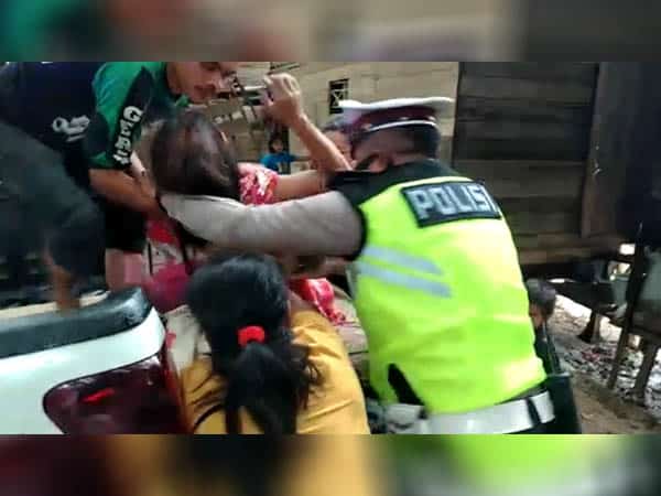 Aksi Heroik Anggota Satlantas Polres Melawi Evakuasi Ibu Melahirkan ke Rumah Sakit