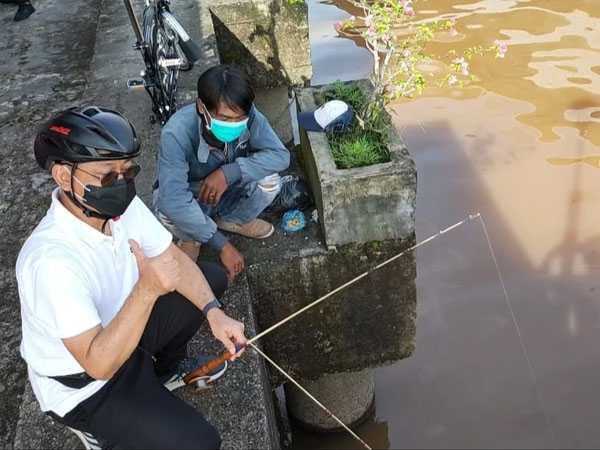 Bersepeda Jumat Pagi, Edi Kamtono Mancing Ikan Bareng Dedi