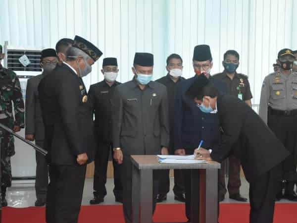 Bupati Martin Rantan Lantik Heronimus Tanam Sebagai Penjabat Sekretaris Daerah Ketapang