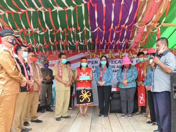 Saat Pidato ODF, Bupati Rupinus Dapat Kejutan Kue Ulang Tahun dari Warga Empajak