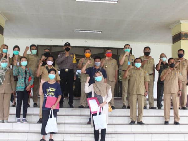 Bupati Rupinus Pulangkan Dua Warga yang Dinyatakan Sembuh Dari Covid-19