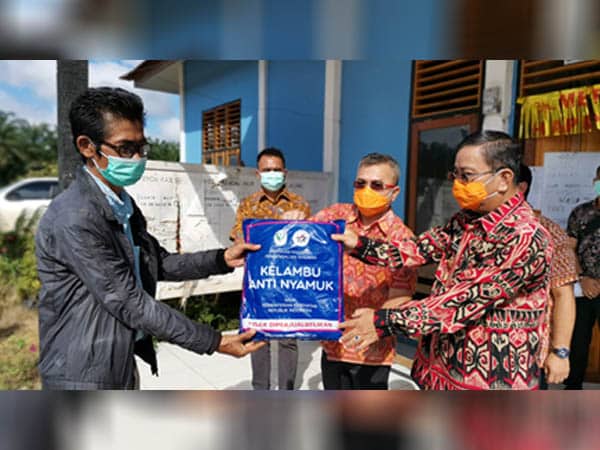 Cegah Penularan Malaria, Bupati Sekadau Bagikan Kelambu
