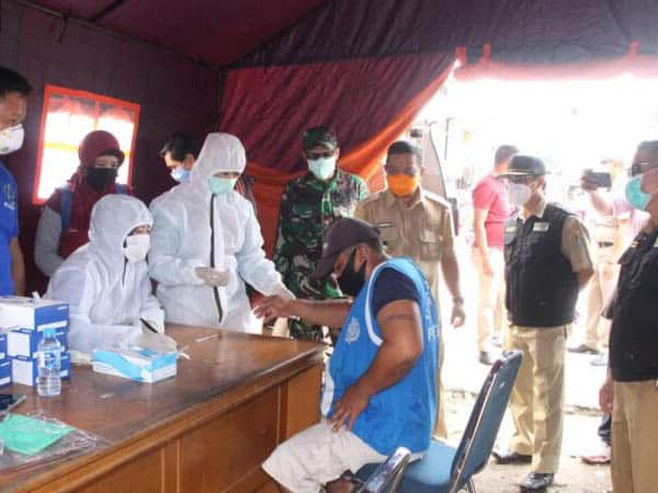 Cegah Penyebaran Virus Corona, Tim Gugus Tugas Covid-19 Sekadau Lakukan Rapid Test Massal