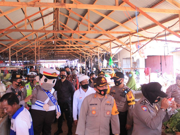 Disiplinkan Warga, Jajaran Polres Ketapang Bersama Forkopimda Gelar Kampanye Wajib Pakai Masker