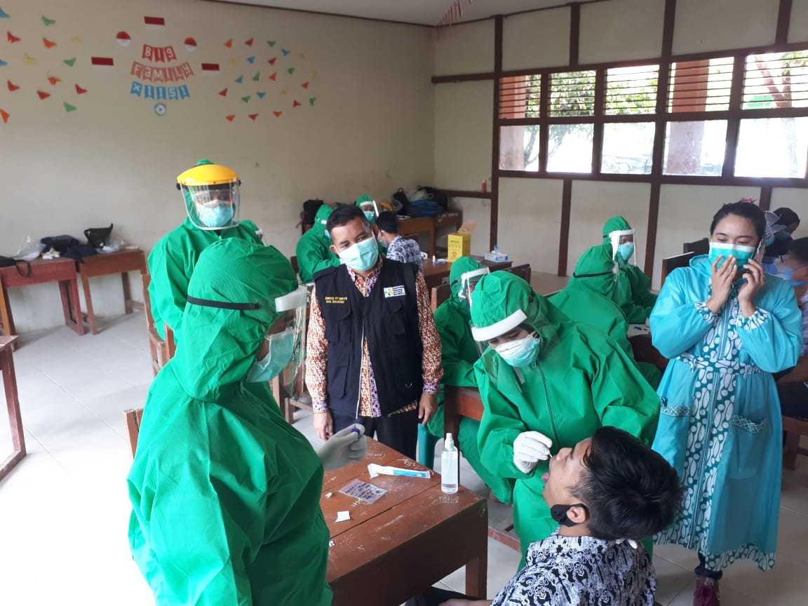 Dinkes Sekadau Laksanakan Pemeriksaan Swab dan Rapid Tes Siswa dan Guru di Belitang Hilir
