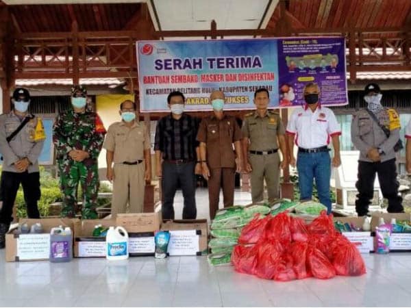 Pemerintah Kecamatan Belitang Hulu Terima Bantuan APD dan Sembako dari Perusahaan Setempat