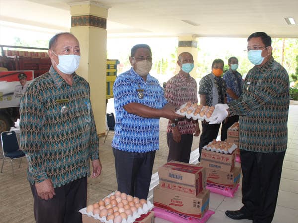 Pemkab Sekadau Bagikan Bantuan Sembako untuk Masyarakat Terdampak Covid-19