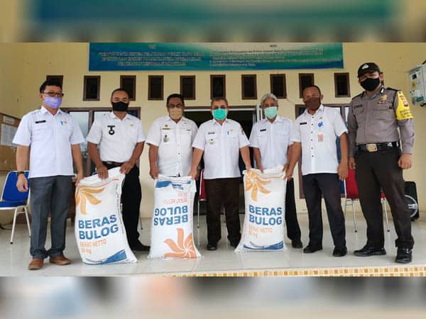 Pemkab Sekadau Salurkan 7.1 Ton Beras Untuk Warga Terdampak Covid-19