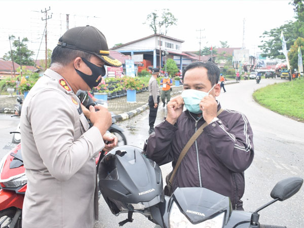 Polres Sekadau Bagikan Ribuan Masker Serentak Sekaligus Kampanyekan Jaga Jarak