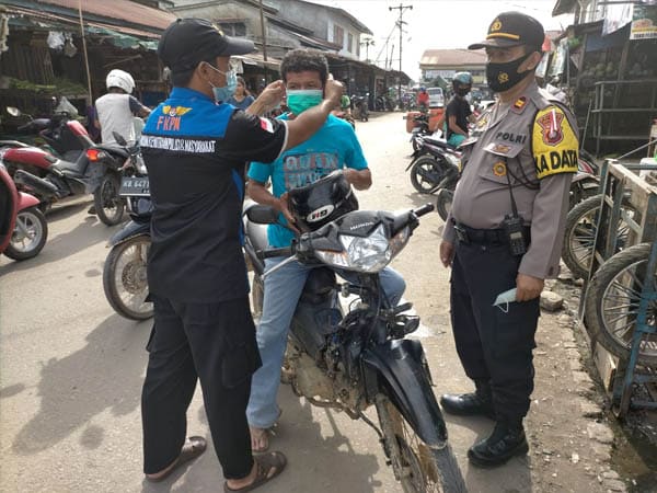 Polres dan FKPM Sekadau Bagi-bagi Masker