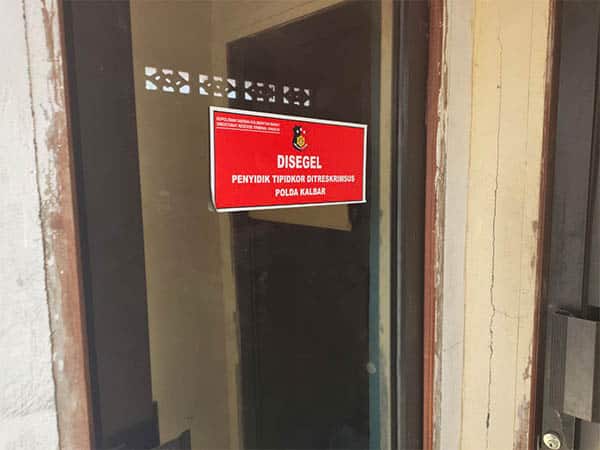 Ditreskrimsus Polda Kalbar Geledah Kantor Pemenang Lelang Proyek Peningkatan Jalan Tebas-Jawai-Tanah Hitam Senilai Rp12,22 Miliar