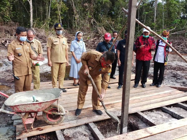 Wabup Aloysius Letakan Batu Pertama Kantor Desa Seburuk Satu