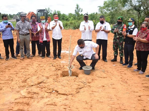 Wabup Aloysius Letakan Batu Pertama Pembangunan Balai Pertemuan Forum Keserasian Sosial Tinting Biawak