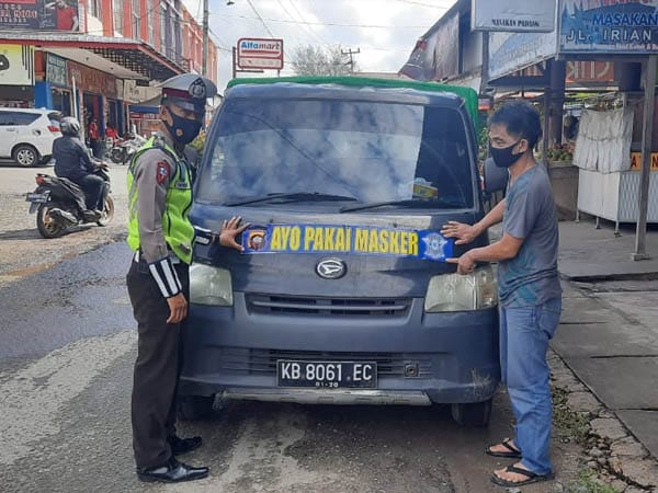 Cara Unik Satlantas Polres Sekadau Edukasi Protokol Kesehatan ke Warga