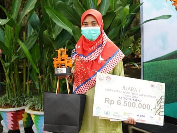 Desain Corak Insang Kekinian Antarkan Ratih Juara Pertama Kreasi