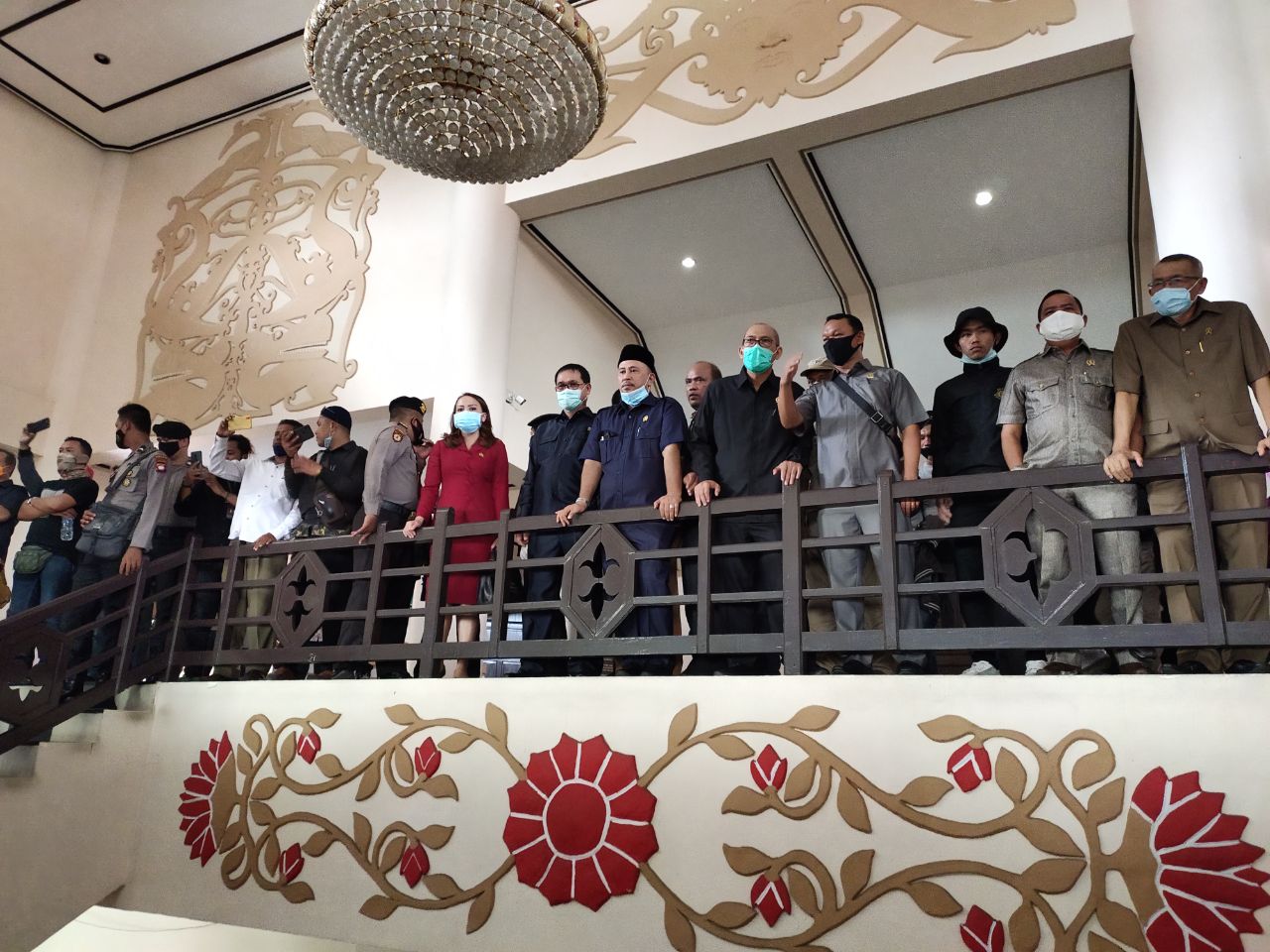 Putri Cornelis Hampir Kena Lemparan Botol Massa Demo Tolak Omnibus Law Ciptaker