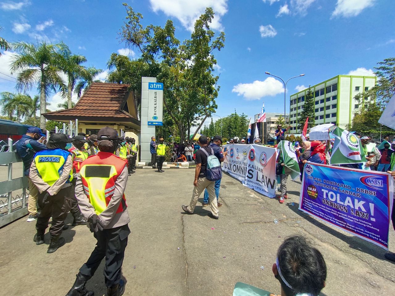 Aliansi Buruh Kalbar Serukan Tolak UU Omnibus Law Cipta Kerja di Kantor DPRD