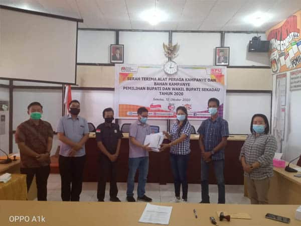 KPU Sekadau Serahkan Alat Peraga Kampanye Paslon