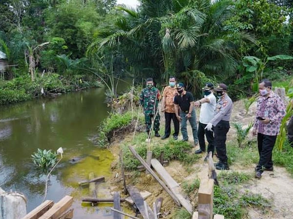 Plt Bupati Ketapang Tinjau Kerusakan Fasilitas Umum Akibat Terjangan Banjir