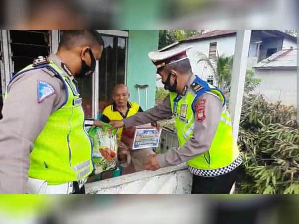 Polantas Polres Sekadau Beri Bantuan Sembako Kepada Warga Terdampak Covid-19