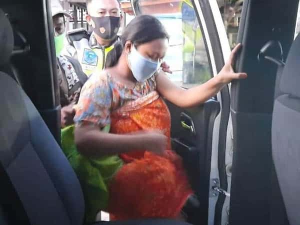 Reaksi Cepat Polantas Polres Sekadau Evakuasi Seorang Ibu yang Hendak Melahirkan ke Rumah Sakit