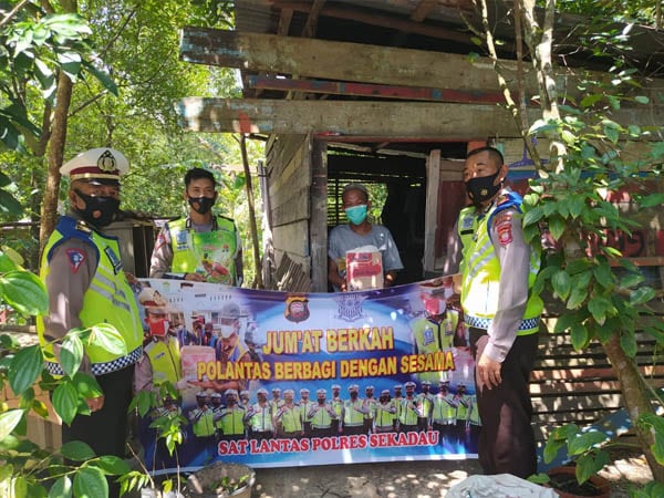 Jumat Berkah, Satlantas Polres Sekadau Bagikan Paket Sembako Untuk Kaum Dhuafa