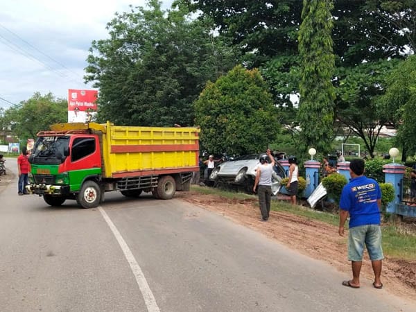 Sebuah Mobil Ringsek Usai Tabrak Tiang Reklame di Kawasan Taman Segitiga Sekadau